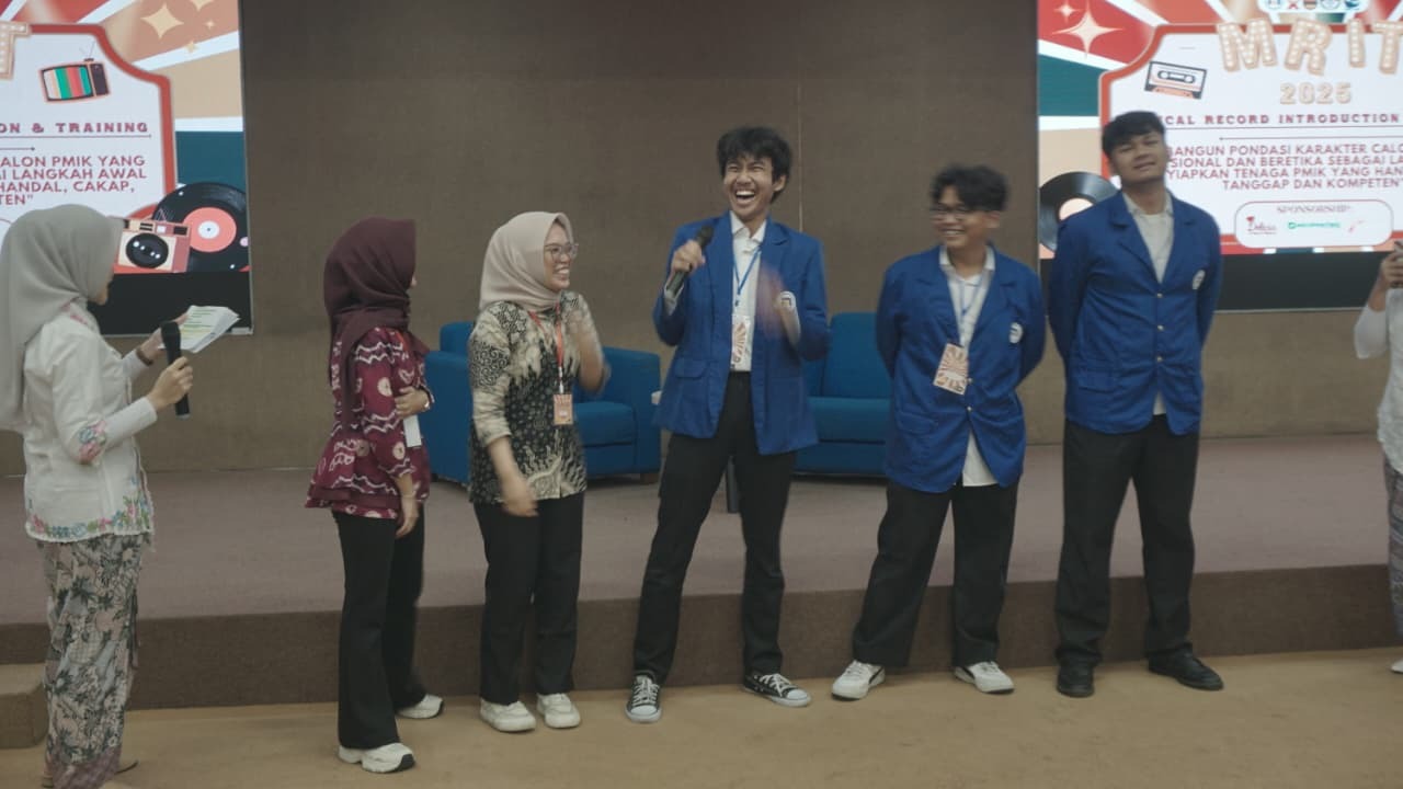 Sesi Ice Breaking Bersama Peserta dan Panitia